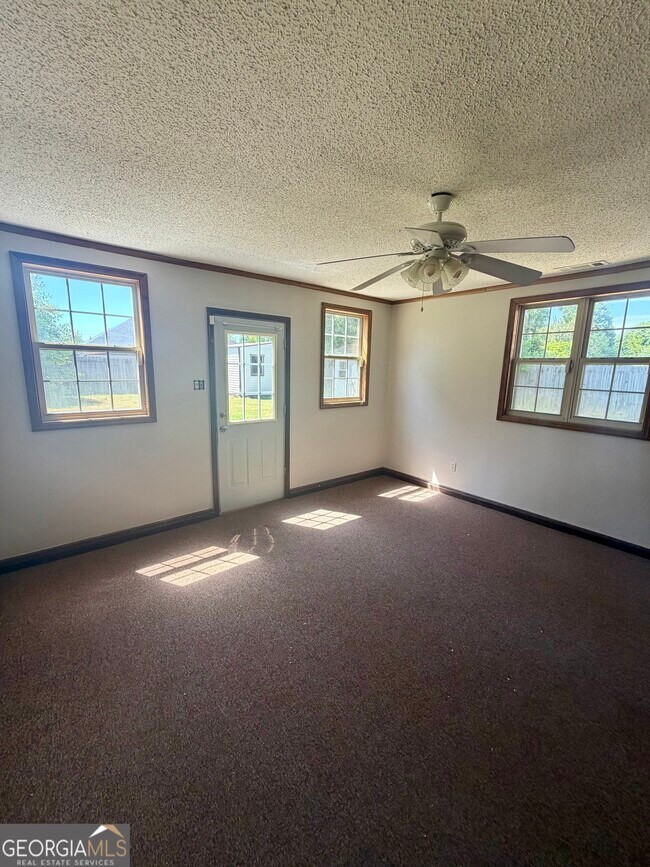 Building Photo - 131 Foxwood Cir