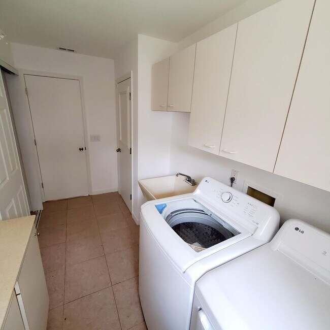 Building Photo - Location, convenience, comfort. This 4 bedroom plus den, 2 bath has it all!