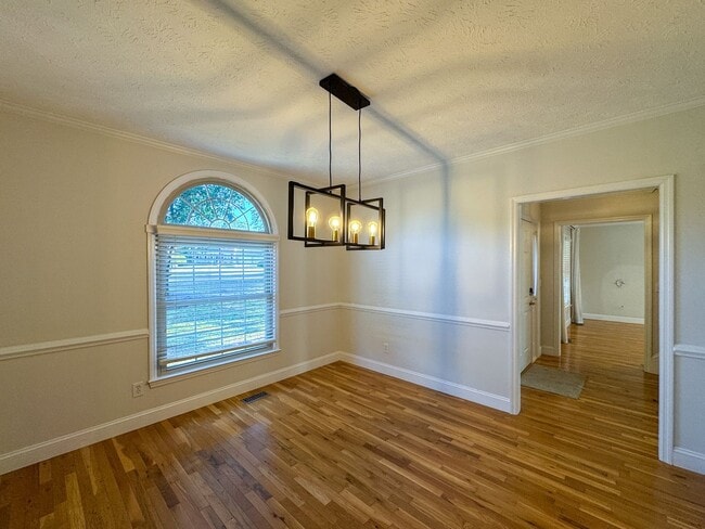 Building Photo - Charming 3 Bed, 2.5 Bath Home with a Bonus...