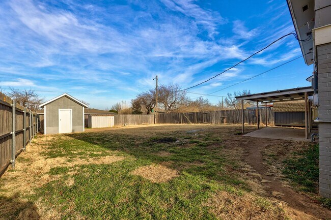 Building Photo - 4 bed, 1.5  house in Yukon