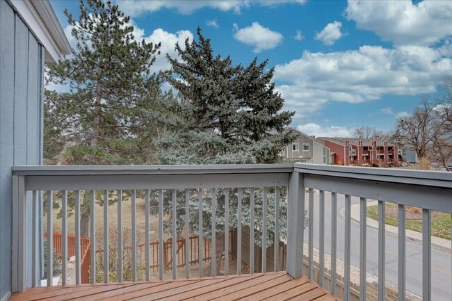 Building Photo - Stunning Remodeled Townhome in North Boulder