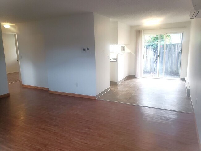 Building Photo - SE Tacoma Ave Duplex