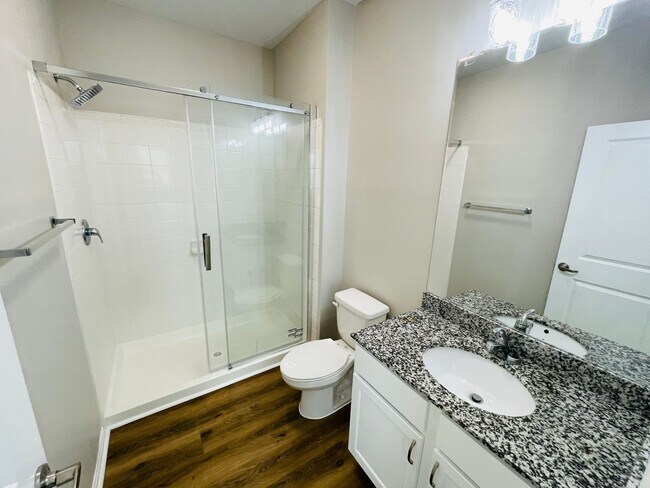 Building Photo - 4BD/4.5BA in ROWANDALE!