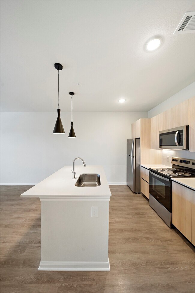 Building Photo - 17000 Bissonnet St