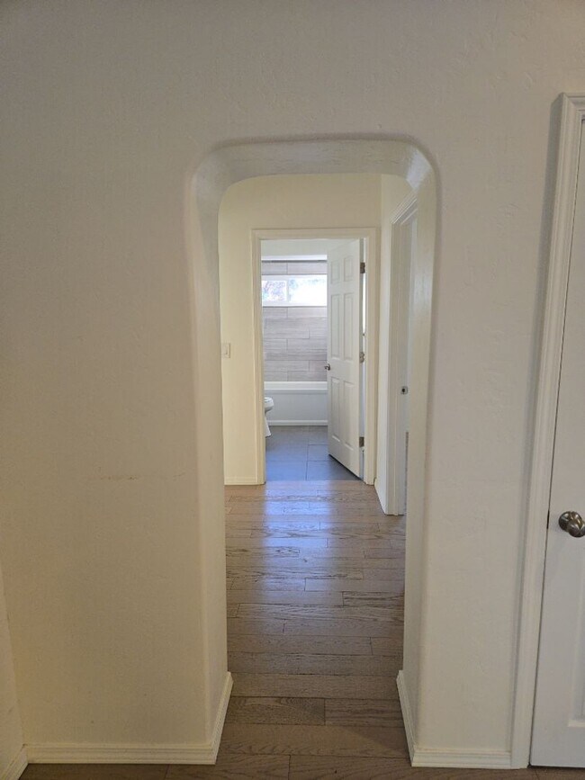 Building Photo - 2 Bedroom, 1 Bathroom Home! Schedule a Showing Soon!