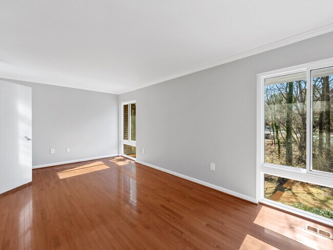 Building Photo - Stylish & Spacious Townhome in Prime Location!