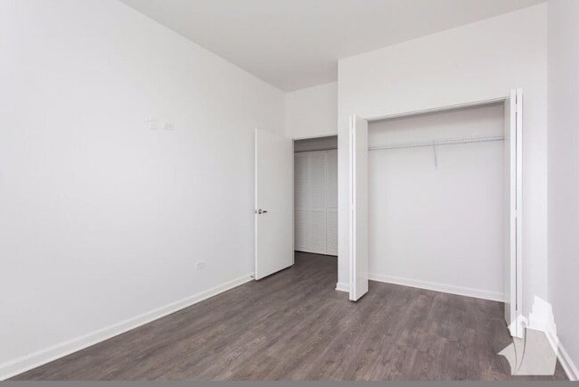 Building Photo - 932 W Dakin St