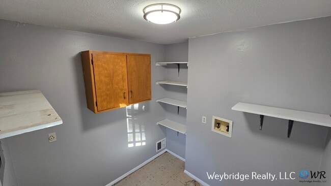 Building Photo - 3BD 1BTH Ranch in the Pleasant Run Neighbo...