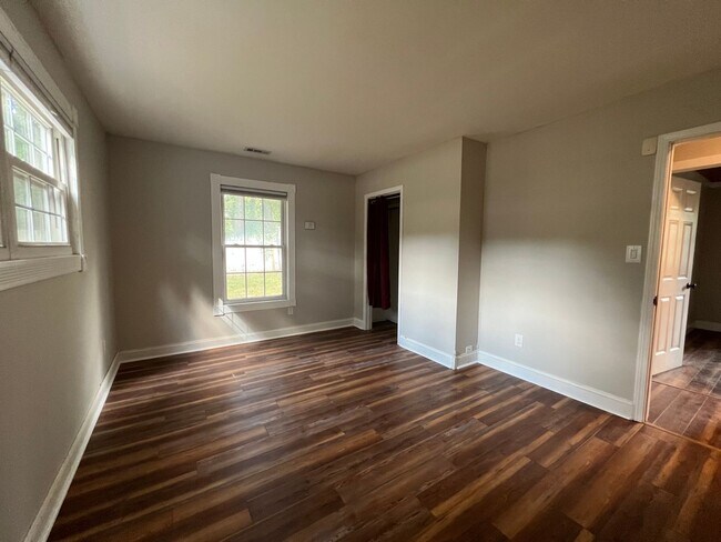 Building Photo - Cute 3 Bed 2 Bath!