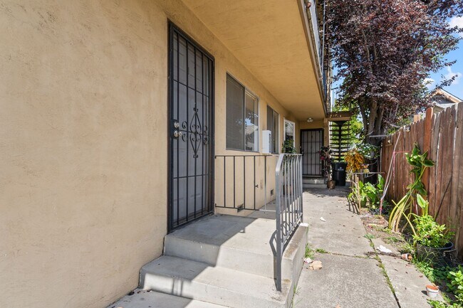 Building Photo - Oakland Oasis: Recently Renovated 1 Bed, 1...