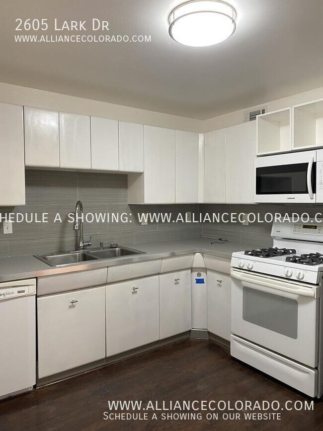 Building Photo - 2605 Lark Dr