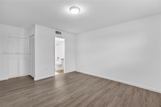 Building Photo - 9785 Nob Hill Ct