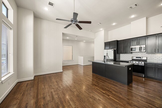 Building Photo - 3945 Tulane St