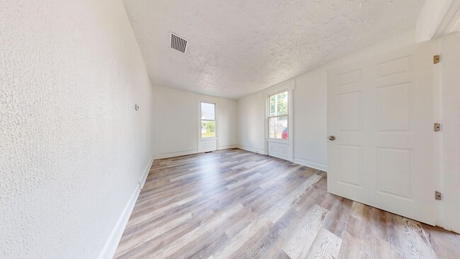Building Photo - Haysville, walking distance to town, 3 bed...