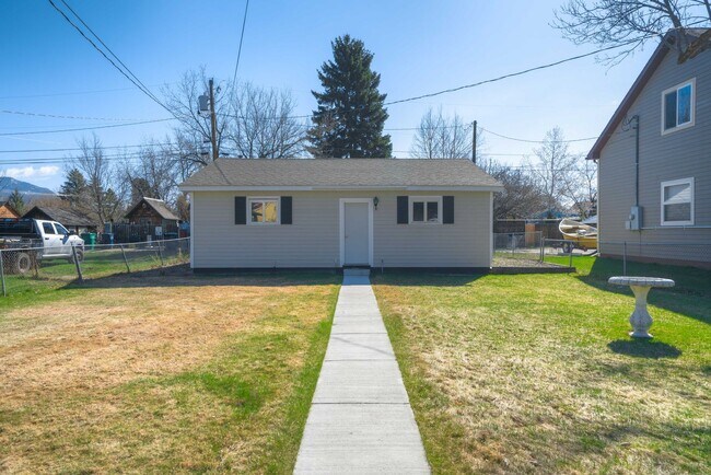 Building Photo - 528 N Black Ave