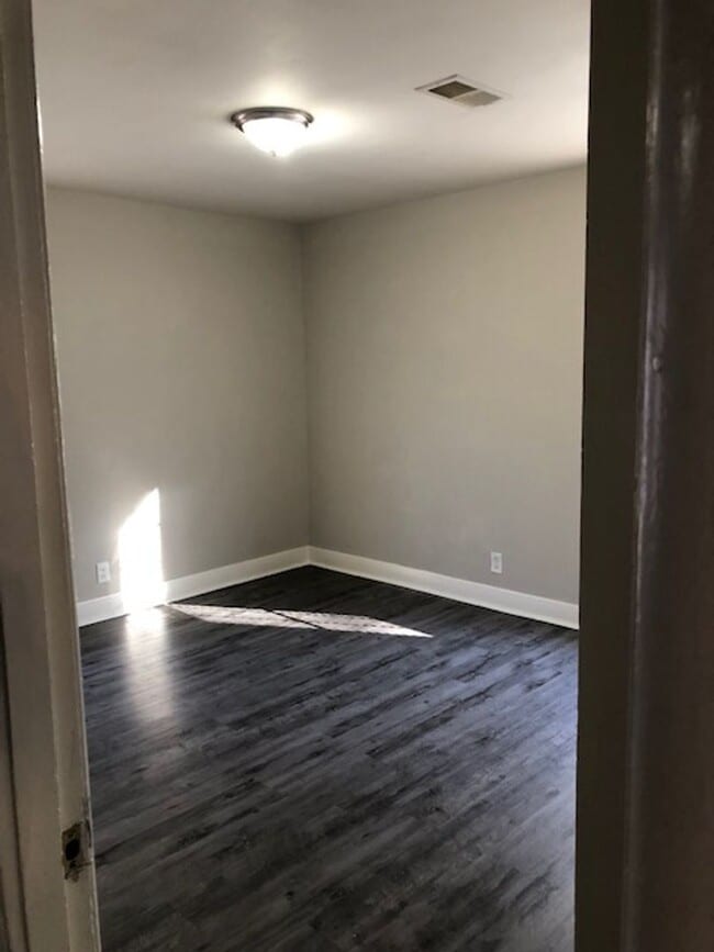 Building Photo - MOVE IN SPECIAL AVAILABLE! FIRST MONTH FREE!!