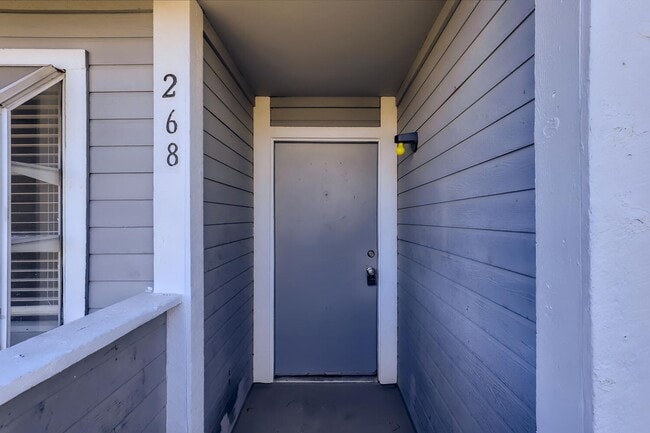 Building Photo - LOVELY 2 bedroom Condo Ready for Immediate Move in!!