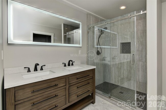 Building Photo - 2105 Highland St