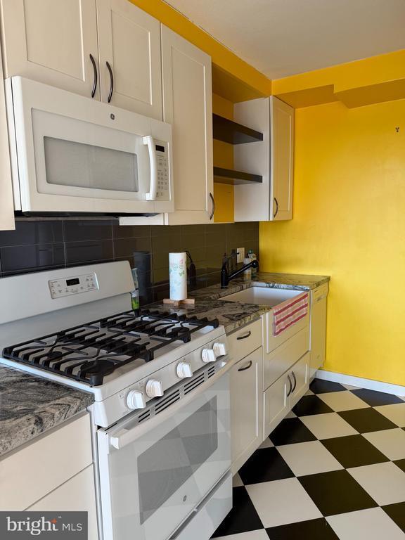 Building Photo - 604 S Washington Square