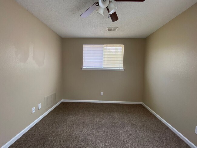 Building Photo - 4832 Royal Run Dr