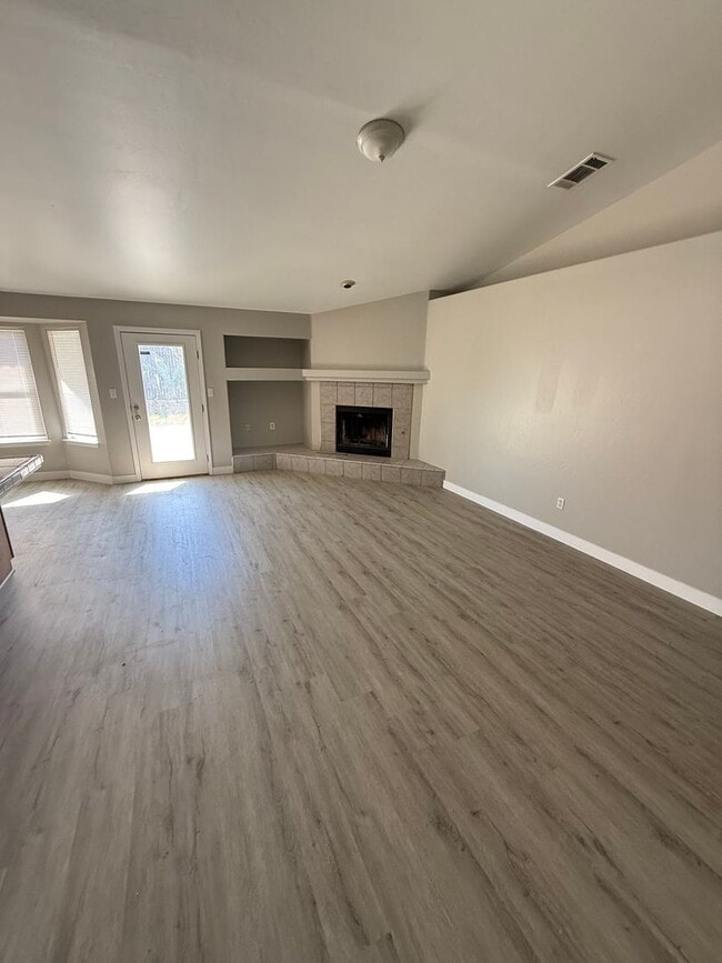 Building Photo - Spacious 4-Bedroom Home in Southwest Bakersfield