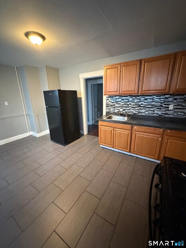 Building Photo - 327 Newhall St