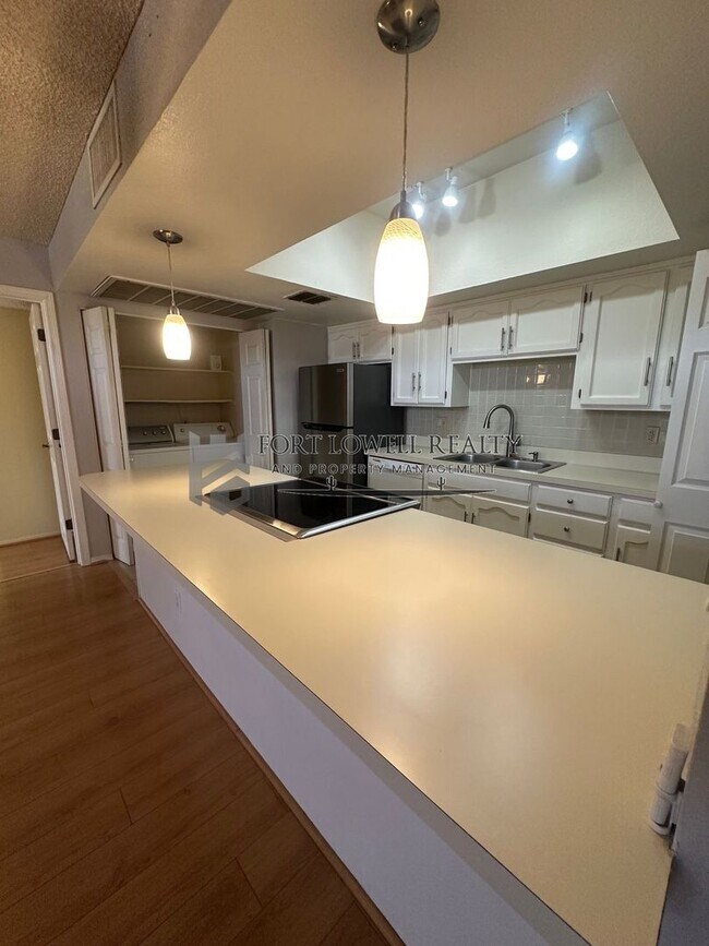 Building Photo - Spacious Remodeled 2 Bed/2Bath Condo!