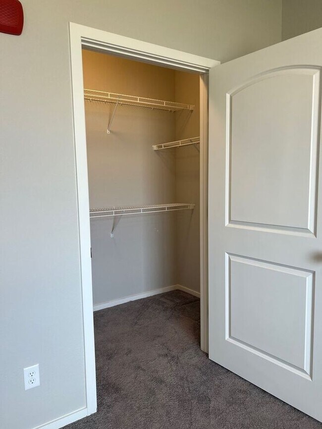 Building Photo - 2 bedroom, 1 bath condo located in Northwest Loveland, CO