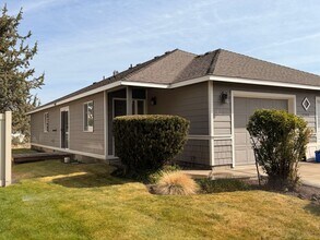 Building Photo - 2 Bedroom, 2 Bathroom Duplex in NE Bend – Available Late May