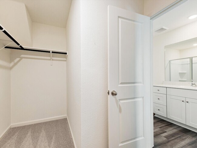 Building Photo - 2122 Mdw Pk Dr