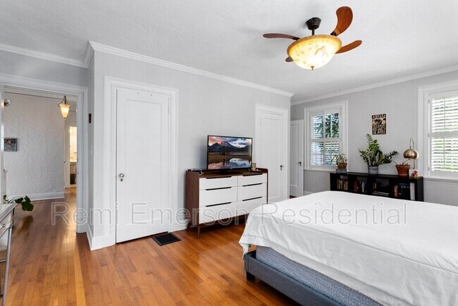 Building Photo - 732 Edgewater Dr