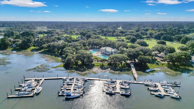 Building Photo - Enjoy Lowcountry living in this beautifully updated 3-Bed, 2-Bath home in Moss Creek!