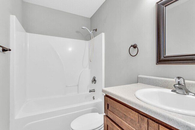 Building Photo - 3 Bedroom 2 Bathrooms in Piercfield Forest - Richmond Hill