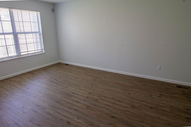 Building Photo - This conveniently located townhome is read...