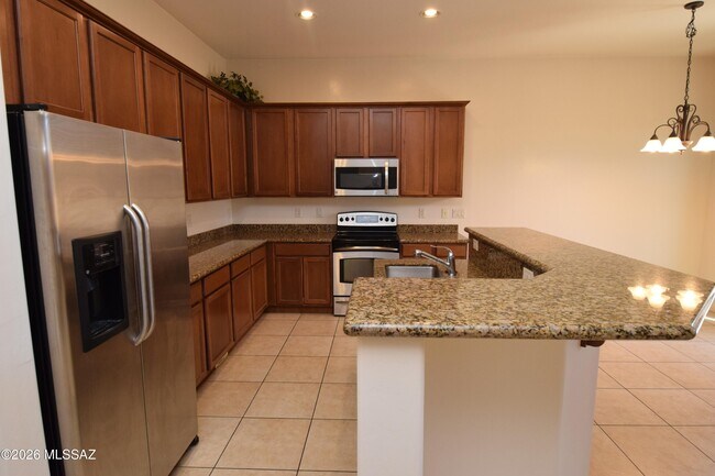 Building Photo - 334 E Cedarvale Rd
