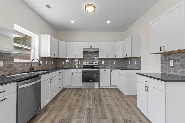 Building Photo - 3900 Lilac Ave