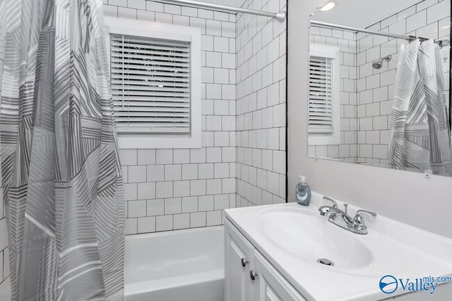 Building Photo - 2910 Wilson Dr NW