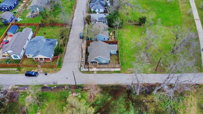 Building Photo - Historic Houston Charm with Modern Comfort Built In