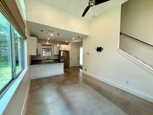 Building Photo - Gorgeous & modern free-standing home in ‘02!