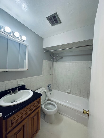 Building Photo - 320 Hanna Ave