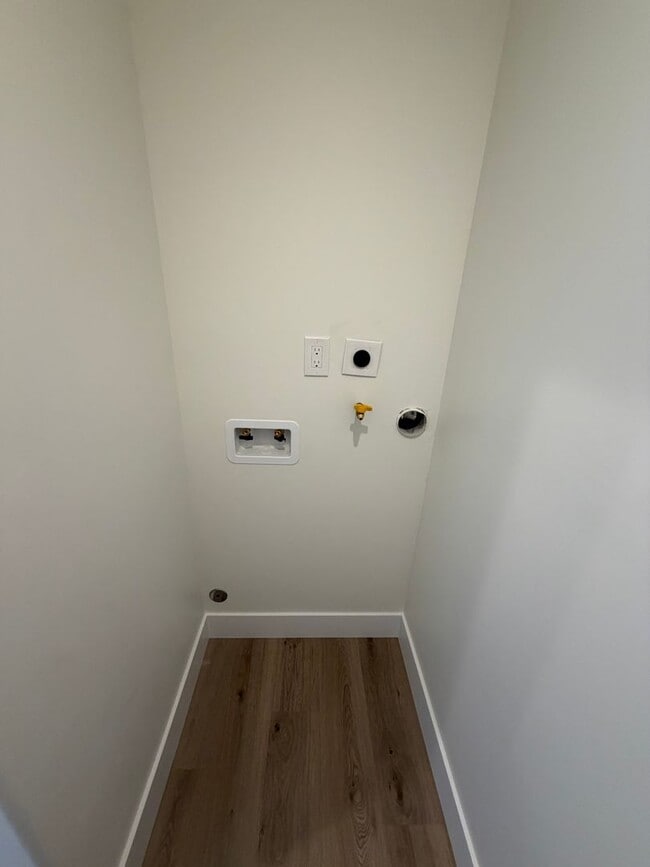 Building Photo - 4692 Cherry Ave