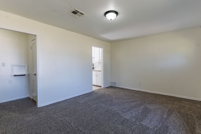 Building Photo - 4-Bedroom Must See!