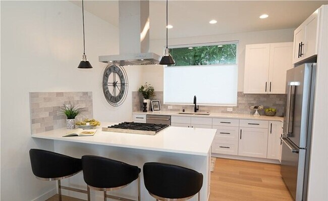 Building Photo - Air-Conditioned Seattle Townhome with Rooftop Deck & Mt. Rainier Views