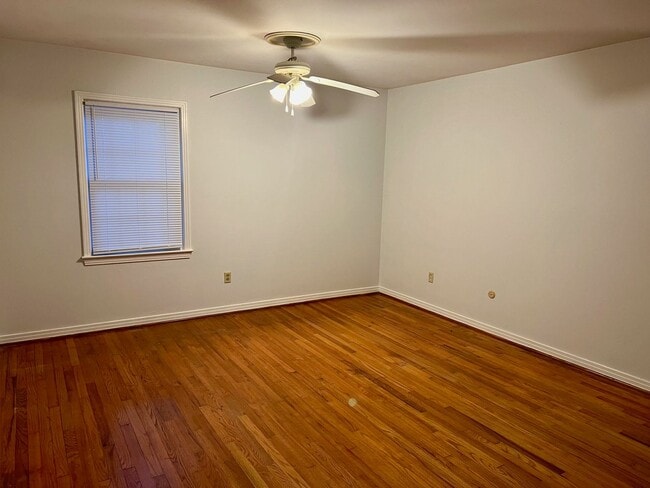 Building Photo - Brick home 3 bed and 2 bath