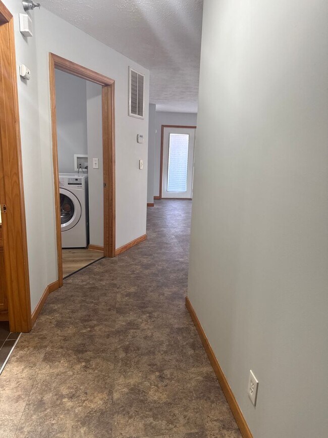 Building Photo - 2914 Sandy Ln