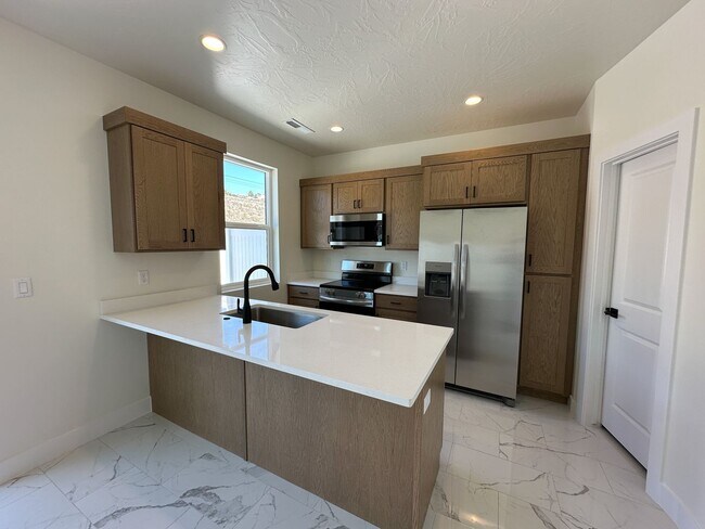 Building Photo - Brand New TownhomeBrand New 3 Bed / 2.5 Bath Townhome – Internet Included