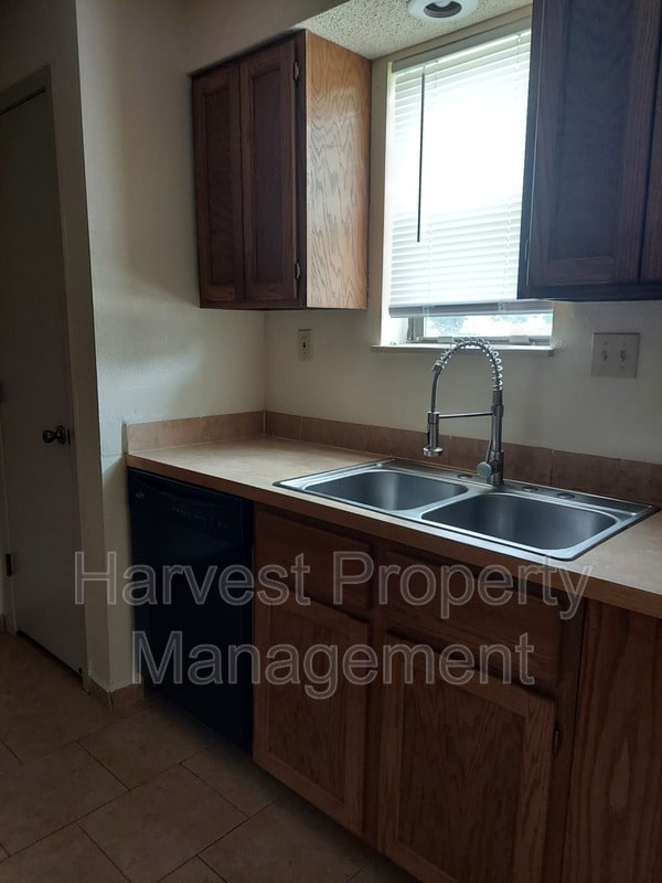 Building Photo - 1625 S Longford Ln