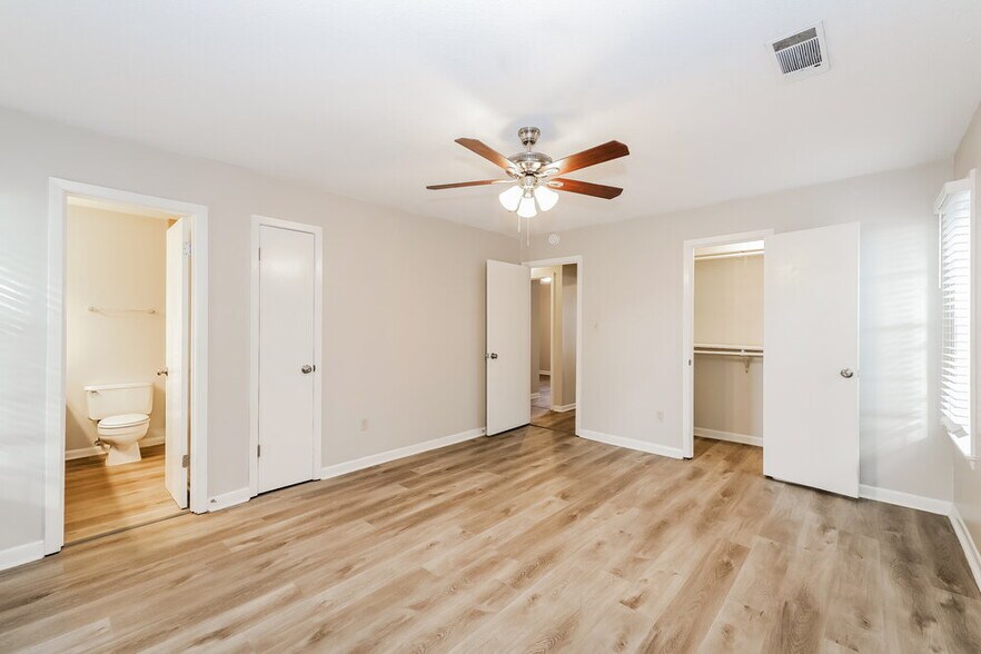 Building Photo - 7965 Meadow Trail Dr