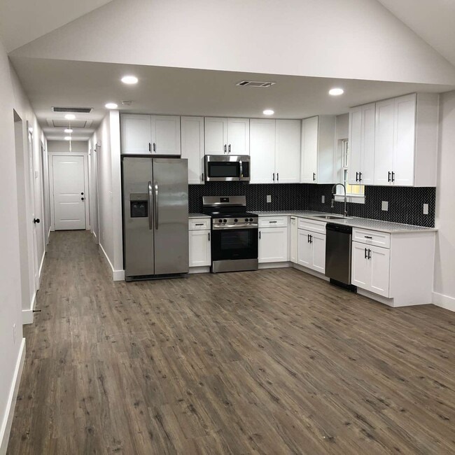 Building Photo - 700 W Parnell St