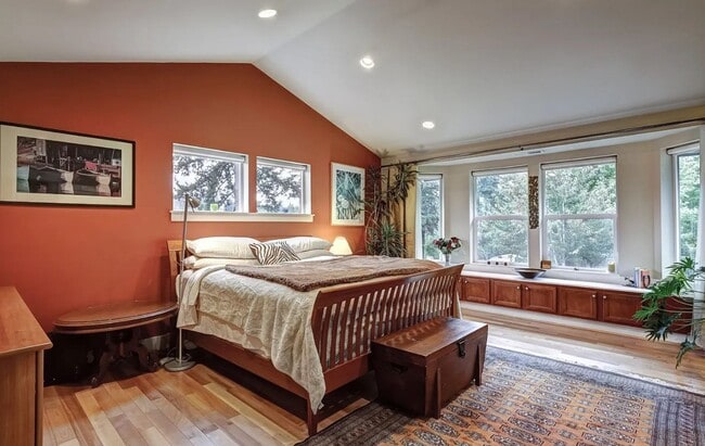 Building Photo - 3BR in great neighborhood with large yard